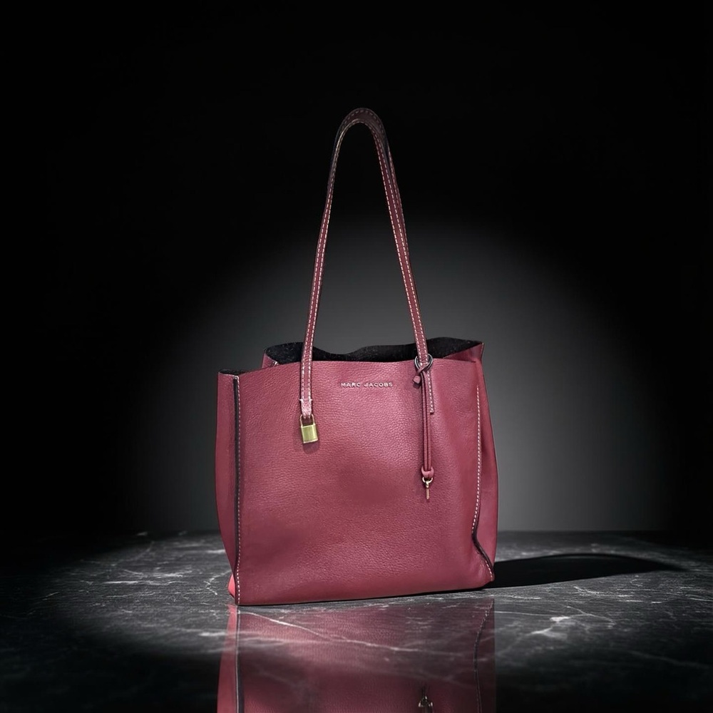 MARC JACOBS The Grind Tote in Burgundy with lock and key